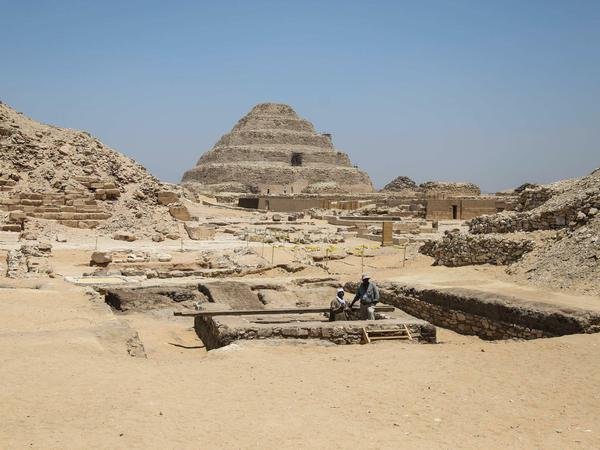 Saqqara monuments – pyramids and tombs of ancient Egypt